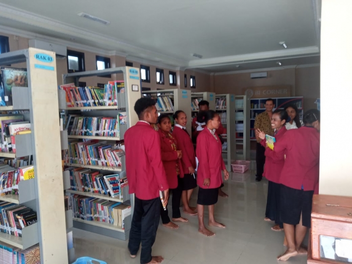 Mahasiswa PGSD melakukan kunjungan Perpustakaan Daerah Raja Ampat